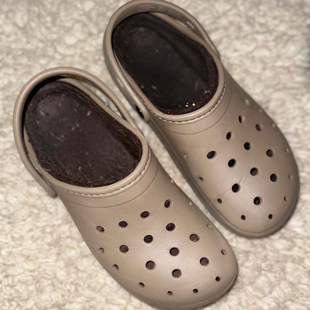 Womens Size 9 Crocs.
